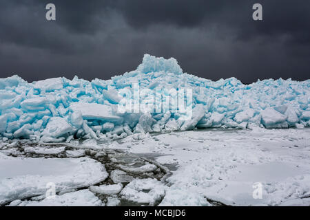 Blue Ice, Meaford, Georgian Bay, Ontario, Kanada, sechs Meter hohen Blue Ice tritt auf, wenn Schnee fällt, komprimiert ist, Luftblasen verdrängt werden und ic Stockfoto