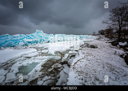 Blue Ice, Meaford, Georgian Bay, Ontario, Kanada, sechs Meter hohen Blue Ice tritt auf, wenn Schnee fällt, komprimiert ist, Luftblasen verdrängt werden und ic Stockfoto