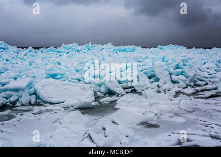 Blue Ice, Meaford, Georgian Bay, Ontario, Kanada, sechs Meter hohen Blue Ice tritt auf, wenn Schnee fällt, komprimiert ist, Luftblasen verdrängt werden und ic Stockfoto