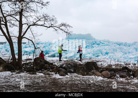 Blue Ice, Meaford, Georgian Bay, Ontario, Kanada, sechs Meter hohen Blue Ice tritt auf, wenn Schnee fällt, komprimiert ist, Luftblasen verdrängt werden und ic Stockfoto