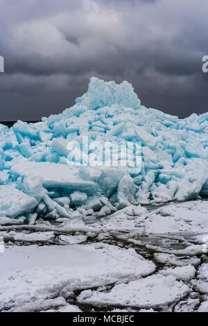 Blue Ice, Meaford, Georgian Bay, Ontario, Kanada, sechs Meter hohen Blue Ice tritt auf, wenn Schnee fällt, komprimiert ist, Luftblasen verdrängt werden und ic Stockfoto