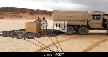 König ABDULLAH II., Jordanien - Soldaten mit der im Aviation Support und das Bataillon der 1.BATAILLON, im Aviation Regiment (Angriff) - Einheiten der 449th Combat Aviation Brigade, Task Force spartanisch - beobachtet die jordanischen Soldaten, da sie sich auf Rig vorbereitet und eine Ladung für Sling-Operationen zur Unterstützung der Übung Olivenhain zertifizieren. Die Ausübung ist eine multilaterale Schulungsveranstaltung zwischen der Jordanier, das Vereinigte Königreich, Kanada, die Infiltration leitet, Nachschub und Exfiltration schnelle Reaktion. Stockfoto