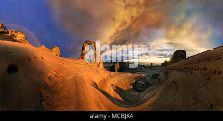 Sonnenuntergang am Zarten Arch Arch, Dämmerung, Arches National Park, in der Nähe von Moab, Utah, USA, Nordamerika Stockfoto