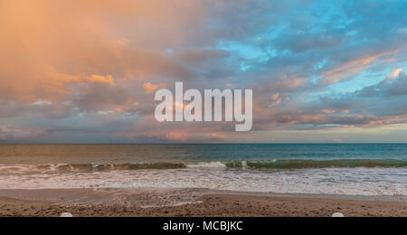 Sonnenuntergang am Meer, Sandstrand mit Surfen, Frankreich Stockfoto