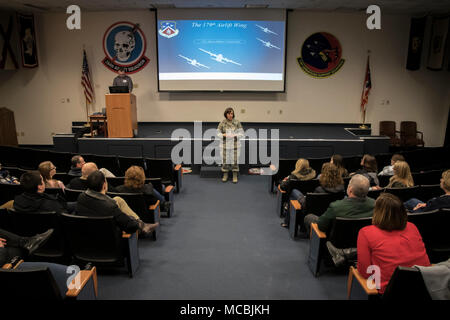 Oberst Allison C Miller, Wing Commander, unterweist die "Leadership Unlimited"-Gruppe, wie es die lokalen Air National Guard Base, März 8, 2018, an der 179th Airlift Wing, Mansfield, Ohio. Führung Unlimited ist die Richland County nach Leadership Programm die Nutzung der Grafschaft als Klassenzimmer zu erkunden, Probleme, Herausforderungen und Chancen, die unsere Wirtschaft und Gemeinschaft. Stockfoto