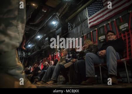 Die "Leadership Unbegrenzt" Gruppe fliegt auf einer C-130H Hercules, März 8, 2018, an der 179th Airlift Wing, Mansfield, Ohio. Führung Unlimited ist die Richland County nach Leadership Programm die Nutzung der Grafschaft als Klassenzimmer zu erkunden, Probleme, Herausforderungen und Chancen, die unsere Wirtschaft und Gemeinschaft. Stockfoto