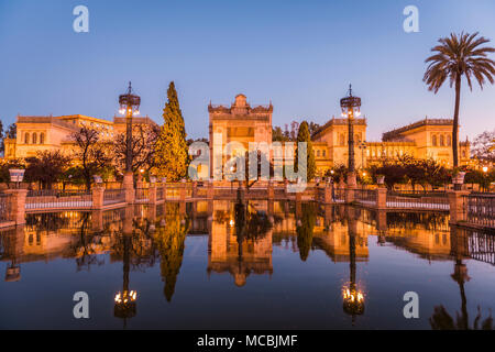 Das archäologische Museum von Sevilla spiegelt sich in einem Brunnen, Dämmerung, Plaza de America, Sevilla, Andalusien, Spanien Stockfoto