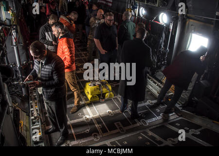 Die "Leadership Unbegrenzt" Gruppe fliegt auf einer C-130H Hercules, März 8, 2018, an der 179th Airlift Wing, Mansfield, Ohio. Führung Unlimited ist die Richland County nach Leadership Programm die Nutzung der Grafschaft als Klassenzimmer zu erkunden, Probleme, Herausforderungen und Chancen, die unsere Wirtschaft und Gemeinschaft. Stockfoto