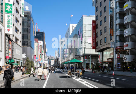 Einkaufsstraße Chuo-dōri, Fußgängerzone, am Wochenende, im Bezirk Ginza in Tokio, Japan Stockfoto