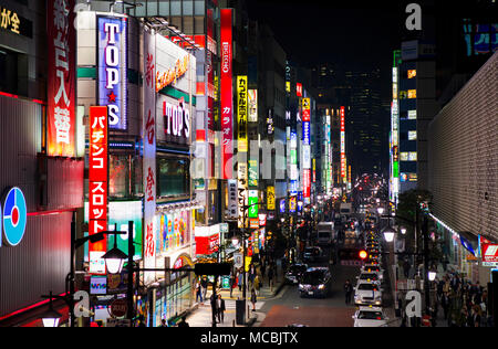 Blick in eine Straße mit Leuchtreklamen, Geschäften, Restaurants und Bars, Nachtaufnahme, Shimbashi, Tokio, Japan Stockfoto