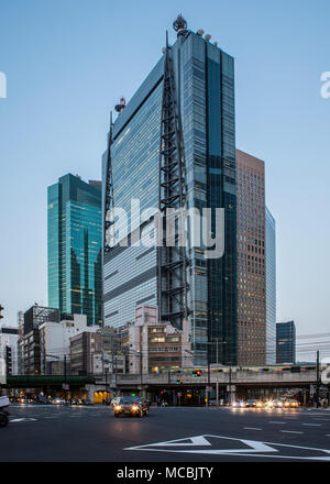 Nippon TV Tower und im Royal Park Shiodome Tower, Shiodome City Center, Dämmerung, Shimbashi, Tokio, Japan Stockfoto