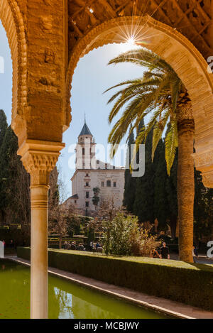 Blick durch eine Arkade, Kirche Santa María de La Alhambra, El des Generalife mit Pool und Palmen, Alhambra Stockfoto