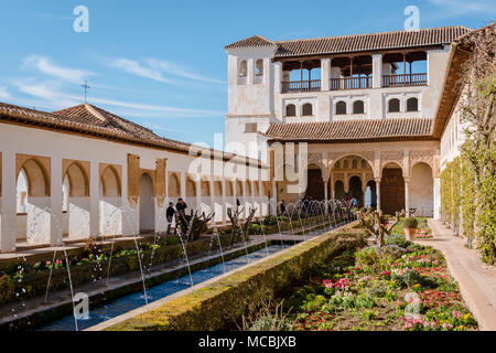 Garten mit Springbrunnen, Patio de la Acequia, Gärten des Generalife, Sommerpalast Generalife, Palacio de Generalife, Granada Stockfoto