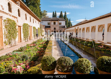 Garten mit Springbrunnen, Patio de la Acequia, Gärten des Generalife, Sommerpalast Generalife, Palacio de Generalife, Granada Stockfoto