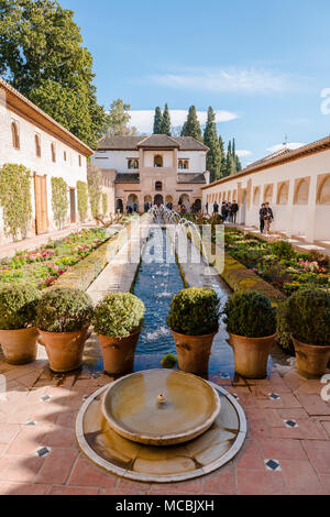 Garten mit Springbrunnen, Patio de la Acequia, Gärten des Generalife, Sommerpalast Generalife, Palacio de Generalife, Granada Stockfoto