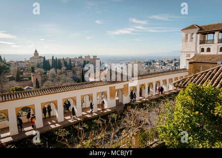 Blick über den Sommerpalast Generalife, Palacio de Generalife, über Alhambra in Granada, Andalusien, Spanien Stockfoto