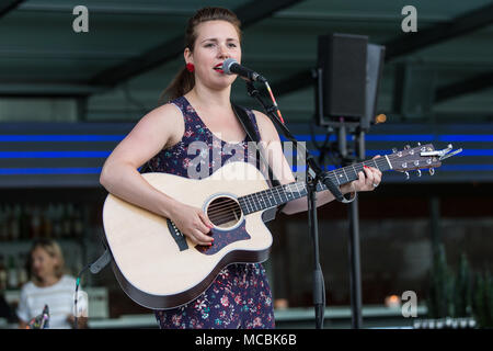 Die Schweizer Sängerin und Songwriterin Anna Mae live am Blue Balls Festival Luzern, Schweiz Stockfoto