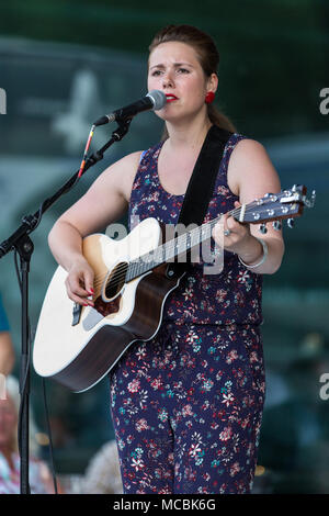 Die Schweizer Sängerin und Songwriterin Anna Mae live am Blue Balls Festival Luzern, Schweiz Stockfoto