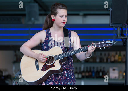 Die Schweizer Sängerin und Songwriterin Anna Mae live am Blue Balls Festival Luzern, Schweiz Stockfoto