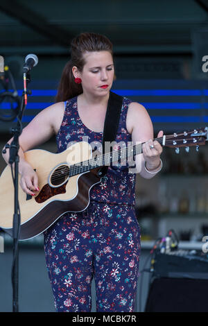 Die Schweizer Sängerin und Songwriterin Anna Mae live am Blue Balls Festival Luzern, Schweiz Stockfoto