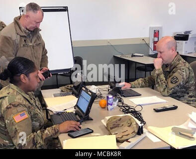 Colonel Steven Sanson und Kapitän Engel Jones hochladen Erklärungen in die Gemeinsame Lessons Learned Information System auf regionaler Medic 2018. Armee finden Medizinische Befehl des Medizinischen Bereitschaft und Weiterbildung Befehl bietet relevante und realistische gemeinsame Aus- und Fortbildung für die Gemeinsame, Multinationale und Reserve Komponente Kräfte durch die Armee finden Combat Support Training Programm. Rund 150 Mitarbeiter zu Mrtc und westlichen medizinischen Bereich Bereitschaft Support-Gruppe zugewiesen als Beobachter serviert Trainer/Ausbilder (OC/Ts) und Support Personal regionale Medic für ein Publikum von rund 2.100 zu starten Stockfoto