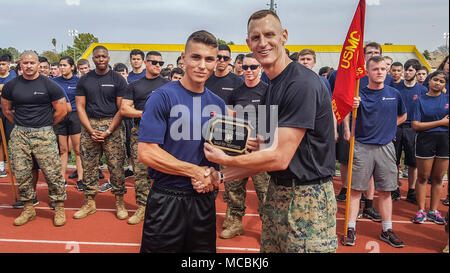 Major Scott. Ein Stewart, kommandierender Offizier mit dem Recruiting Station Phoenix, Auszeichnungen der oberen Drucker-emulation männlichen poolee während der jährlichen Pool Funktion an der Mesa High School, MESA, Ariz., 24. März 2018. Die jährlichen Pool Funktion bewirtete mehr als 500 Marines, poolees, Familie und Freunde über vom Zustand von Arizona. Stockfoto