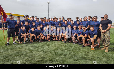 Marines und Poolees mit einziehenden Umspannwerk Nord Phoenix Pose während der jährlichen Pool Funktion an der Mesa High School, MESA, Ariz., 24. März 2018. Die jährlichen Pool Funktion bewirtete mehr als 500 Marines, poolees, Familie und Freunde über vom Zustand von Arizona. RSS North Phoenix war oben RSS-Durchführung in den Staat. Stockfoto