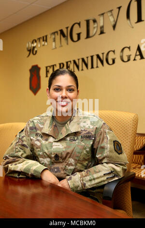 Us-Armee Finden 1. Sgt. Lorraine Smith, erster Sergeant, Sitz und die Konzernzentrale, 98th Abteilung Weiterbildung (erster Eintrag), wurde kürzlich mit dem Chief Executive Officer für die Monroe County Hospital, ein Navicent Gesundheit Partner angekündigt. Der ehemaligen Armee finden Drill Sergeant Attribute ihrer neuen Werbeaktion einige Fähigkeiten, während in Uniform und auf der Spur gelernt. Stockfoto