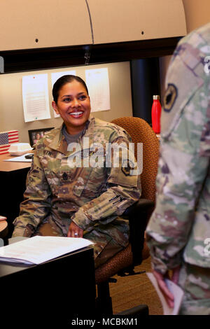 Us-Armee Finden 1. Sgt. Lorraine Smith, erster Sergeant, Sitz und die Konzernzentrale, 98th Abteilung Weiterbildung (erster Eintrag), wurde kürzlich mit dem Chief Executive Officer für die Monroe County Hospital, ein Navicent Gesundheit Partner angekündigt. Der ehemaligen Armee finden Drill Sergeant Attribute ihrer neuen Werbeaktion einige Fähigkeiten, während in Uniform und auf der Spur gelernt. Stockfoto