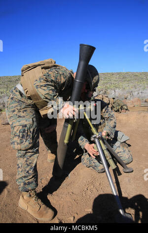 Pfc. Shawn Whitton und Pfc. Nikkolas Erickson, mortarmen mit Bataillon Landung Team 3/1, 13 Marine Expeditionary Unit (MEU), Ebene der M252 Mörser Rohr für den nächsten Kurs der Brand an der Insel San Clemente, Kalifornien, 27. März 2018 vorzubereiten. Das Essex Amphibious Ready Gruppe und 13 MEU erstmals voll integrierte vor ihrer Bereitstellung. Amphibische Squadron, MEU integration Training eine entscheidende Einsatz übung, die Navy-Marine Corps Team schnell zu planen und komplexe Operationen von naval Versand ausführen. Stockfoto