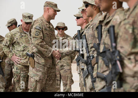 Us-Armee Oberst Brian Sullivan, Kommandant der 3. Brigade Combat Team, 10 Mountain Division, erkennt Soldaten für ihre Beiträge an die Combined Joint Task Force - inhärenten Lösen Mission während eines Besuchs in Al-Qaim, Irak, 28. März 2018. Die Koalition bietet ein breites Spektrum an Unterstützung, Ausbildung und Förderung der beruflichen, ethischen Partner Kräfte. Stockfoto