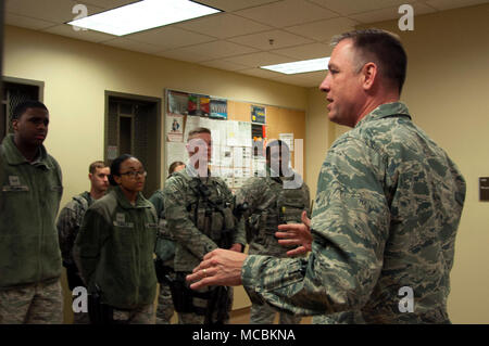 Kol. Benjamin Spencer, 319 Air Base Wing Commander (rechts), Slips Mitglied der 319 Sicherheitskräfte Squadron während Guard mount März 28, 2018, Grand Forks Air Force Base, N.D. Er und Chief Master Sgt. Brian Thomas, 319 ABW Befehl Chief, nutzten die Gelegenheit Verteidiger für ihren Einsatz und ihre Professionalität zu applaudieren, und erkannte die Herausforderungen beim Schutz der Flieger und ihre Familien. Stockfoto