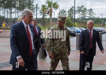 Generalleutnant Michael Garrett, die US-Army Central Commander, begrüßt US-Kongressabgeordneten Ralph Norman bei der US-Army Central Patton Hall, Shaw AFB, S.C., 30. März 2018. Norman kam mit Soldaten von USARCENT, die die größte militärische Organisation im Bezirk der Kongressabgeordnete umfasst zu erfüllen. Bei seinem Besuch, Norman hatte eine Eins-zu-eins-sit-down-Treffen mit Garrett, mit Personal Personal USARCENT's für ein Briefing, und erhielt eine Tour von Patton Halle. Dieser Besuch war der Vertreter zuerst Patton Halle und Dritten zu Shaw AFB. Stockfoto