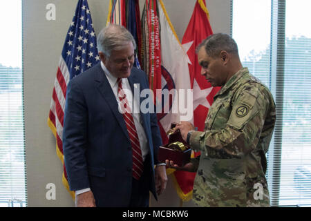 Generalleutnant Michael Garrett, die US-Army Central Commander, trifft sich mit US-Kongressabgeordneten Ralph Norman bei der US-Army Central Patton Hall, Shaw AFB, S.C. März 30, 2018. Norman kam mit Soldaten von USARCENT, die die größte militärische Organisation im Bezirk der Kongressabgeordnete umfasst zu erfüllen. Bei seinem Besuch, Norman hatte eine Eins-zu-eins-sit-down-Treffen mit Garrett, mit Personal Personal USARCENT's für ein Briefing, und erhielt eine Tour von Patton Halle. Dieser Besuch war der Vertreter zuerst Patton Halle und Dritten zu Shaw AFB. Stockfoto