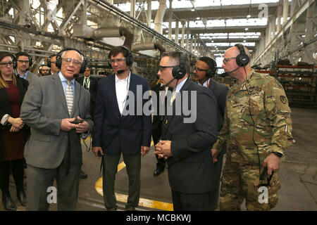 Congressman Paul Tonko, Links, mit Sekretär der Armee Mark Esper, die zweite von links, Fragen des Fertigungsleiters Johannes Zayhowski, zweiter von rechts, eine Frage über die Herstellung eines Cannon tube. Stockfoto