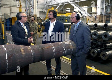 Leiter der Herstellung Johannes Zayhowski, Links, Briefing der Sekretär der Armee Mark Esper, Mitte und Kongreßabgeordneten Paul Tonko über die grobe Bearbeitung benötigt den Tank und die haubitze Fässer. Stockfoto