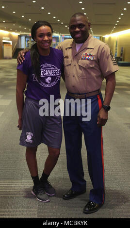 COLUMBUS, Ohio - Master Sgt. Damian Cason stellt mit Bernstein Howell, ein Trainer an der südwestlichen Florida State College, nach dem Aufwachen und Training Session unter der Leitung von Marines während der Frauen Basketball Championship Association Convention in der Greater Columbus Convention Center, Columbus, Ohio, 30. März 2018. Marines nahmen an der WBCA mit Frauen aller Erfahrungsstufen zu engagieren und sie über die Möglichkeiten innerhalb der Korps informieren. Dieses Jahr, das Marine Corps feiert 100 Jahre da Frauen zuerst die Korps, trat ein Jubiläum gefeiert, die für den Fortschritt der Frauen, die haben jetzt die Möglichkeit, Stockfoto