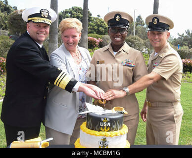 SAN DIEGO (30. März 2018) Commander, U.S. 3 Flotte Vice Adm. John D. Alexander, ganz links, USA 3rd Fleet Command Master Chief Jack Callison, ganz rechts, pensionierter Fleet Master Chief JoAnn Ortloff, zweiter von links, und der jüngste Chef anwesend, Chief Elektroniker Delisha Williams, schneiden Sie einen Kuchen bei einem Festakt zum 125. Geburtstag des Chief Petty Officer (CPO) Rang, in den USA 3 Flotte Hauptquartier. Den Rang eines Chief Petty Officer war im Allgemeinen um 409, 1. April 1893 gegründet, offiziell die Überbrückung der Linien der Kommunikation zwischen Soldat und Offizier Reihen Stockfoto