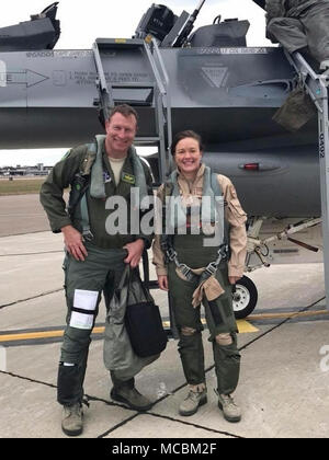 Tech. Sgt. Lindsey Bond, Maintenance Manager, 158 Fighter Wing, posiert für ein Foto. Stockfoto