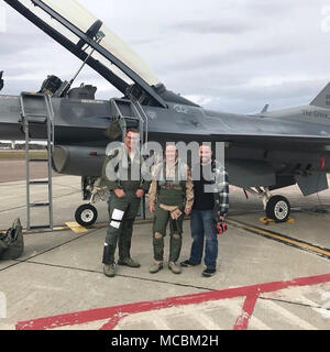 Tech. Sgt. Lindsey Bond, Maintenance Manager, 158 Fighter Wing, Vermont Air National Guard, posiert für ein Foto. Stockfoto