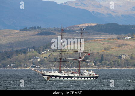 Stavros S Niarchos, einem manipulierten Schiff der Tall Ships Youth Trust betrieben, vorbei an Gourock auf den Firth of Clyde, Schottland. Stockfoto