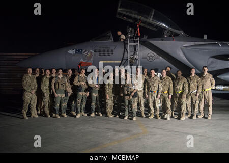 Mitglieder der 336 Expeditionary Fighter Squadron, 332 Air Expeditionary Wing Führung und Oberstleutnant Trinidad "Moses" Meza, 336 EFS stellvertretender Operationen Gruppenkommandant und Waffen system Offizier, für ein Gruppenfoto der 21. März 2018 dar, an einem geheimen Ort im Südwesten Asien. Während des Fluges, Meza erreicht 4.000 Flugstunden, die alle in die F-15E Strike Eagle angefallen waren. Die F-15E Strike Eagle ist ein Dual-rolle Kämpfer entwickelt, Luft-Luft- und Luft-Boden-Einsätze durchzuführen. Stockfoto