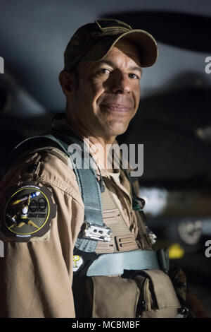 Oberstleutnant Trinidad "Moses" Meza, 336 EFS stellvertretender Operationen Gruppenkommandant und Waffen system Officer, posiert für ein Foto nach der Landung in einem F-15 E Strike Eagle März 21, 2018, an einem geheimen Ort im Südwesten Asien. Meza ist derzeit auf seine 9. Bereitstellung. Seine anderen Bereitstellungen umfassen Incirlik, Türkei; Al Udeid Air Base, Katar; Al Dhafra Air Base, Vereinigte Arabische Emirate; Flughafen Bagram, Afghanistan, und Äthiopien. Stockfoto