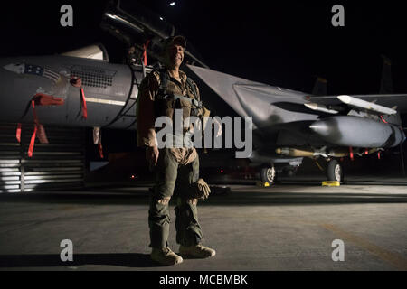 Oberstleutnant Trinidad "Moses" Meza, 336 EFS stellvertretender Operationen Gruppenkommandant und Waffen system Officer, posiert für ein Foto nach der Landung in einem F-15 E Strike Eagle März 21, 2018, an einem geheimen Ort im Südwesten Asien. Die F-15E Strike Eagle ist ein Dual-rolle Kämpfer entwickelt, Luft-Luft- und Luft-Boden-Einsätze durchzuführen. Meza, in der Kapazität des WSO, ist in der Lage, Informationen aus der Radar, elektronische Kampfführung oder Infrarot Sensoren; Flugzeuge oder Waffen Status und mögliche Bedrohungen überwachen; wählen Ziele; und ein elektronisches 'Moving Map' zu navigieren. Stockfoto