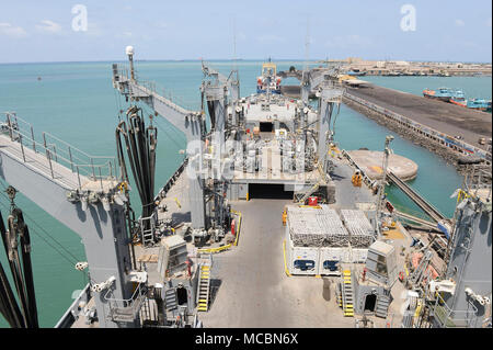 Hafen von Dschibuti Dschibuti - Die USNS John Lenthall (T-AO-189) führt Cargo regalauffüllung mit dem Lager Lemonnier Supply Abteilung, März 26, 2018. Lenthall ist ein Henry J. Kaiser-Klasse Flotte Auffüllung Öler der United States Navy. Ihr Motto ist die Haft der Speer." NAVSUP FLC Sigonella bereit logistische Aufgaben zu erfüllen, steht und dient als wichtige Verbindung Erfolg der Mission in Europa und Afrika zu ermöglichen. NAVSUP FLC Sigonella ist einer von acht Flotte Logistikzentren unter NAVSUP, der globalen Logistik-, Business- und Support-Services zur Flotte, Ufer und Industri Stockfoto