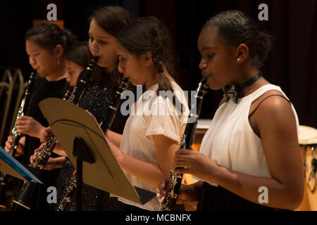 Klarinette Spieler mit den Iwakuni Middle School Band Programm spielen "Autumn Leaves" von Johnny Mercer während der ersten der Schule Jazz Nacht im Marine Corps Air Station (WAB) Iwakuni, Japan, 28. März 2018. Die Jazz Nacht statt der mittleren schoolers in der Band Programm zu bieten. Die Schüler ihre Fähigkeiten auf dem Saxophon, Posaune, Trompete und mehr Instrumente während der Nacht ein Publikum von Freunden, Eltern und Lehrern. Stockfoto