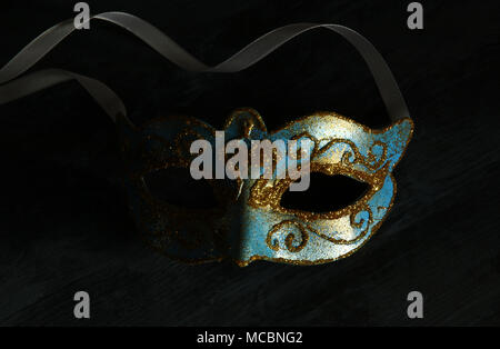 Bild der eleganten Blau und Gold venezianischen, Mardi gras Mask über dunklen Hintergrund Stockfoto