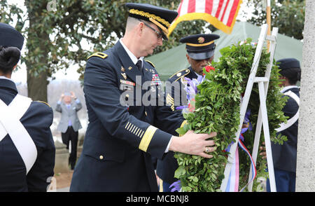 Brig. Gen. Jeffrey W. Drushal, Kommandant und Sgt. Maj. Eddie R. Camp, Befürworter Sergeant Major, beide mit U.S. Army Transportation Schule Ort einen Kranz Mar.29 Auf der Basis von Präsident John Tyler Grabstätte, Hollywood Cemetery, Richmond, Va., während einer Zeremonie zum Gedenken an den Geburtstag des 10. Präsident der USA. Us-Armee kombinierte Waffen Support Command und der US-Armee wurden durch das Weiße Haus, der die Kranzniederlegung für Tyler, die im Jahre 1790 in Charles City County, Virginia wurde geboren. Stockfoto