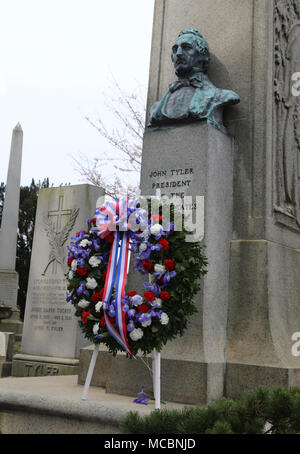 Die US-Armee kombinierte Waffen Support Command (Cascom) durchgeführt mit einer Kranzniederlegung Mar.29 der Geburtstag des 10. US-Präsident John Tyler am Grab des Präsidenten zu gedenken, Hollywood Cemetery, Richmond, VA US Army kombinierte Waffen Support Command und der US-Armee wurden durch das Weiße Haus, der die Kranzniederlegung für Tyler, die im Jahre 1790 in Charles City County, Virginia wurde geboren. Stockfoto