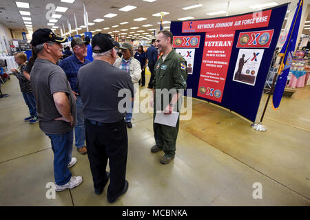 Maj. David Paolillo (rechts), 335 Fighter Squadron Director von Personal, Gespräche mit Vietnam Veteranen während der Nationalen Vietnam Veterans Day Gedenken an der Börse, 29. März 2018, bei Seymour Johnson Air Force Base, North Carolina. 2017, Präsident Donald Trump unterzeichnet die Vietnam Veteranen Anerkennung handeln, der Service und die Opfer von American Service Members während des Vietnam Konflikt zu gedenken. Stockfoto